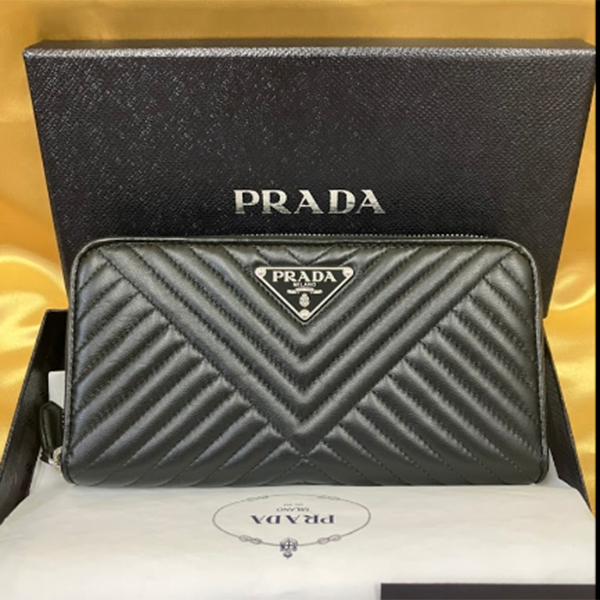 プラダ財布